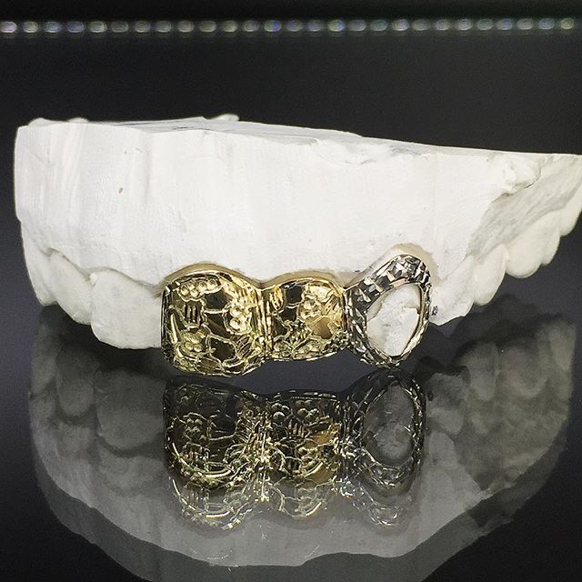3 Teeth Gold Grillz (Nugget w/ Open Face Fang)