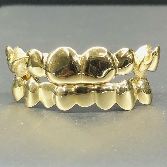 16 Teeth Gold Grillz - 8 Tops/Bottoms (Custom Logo Fangs)