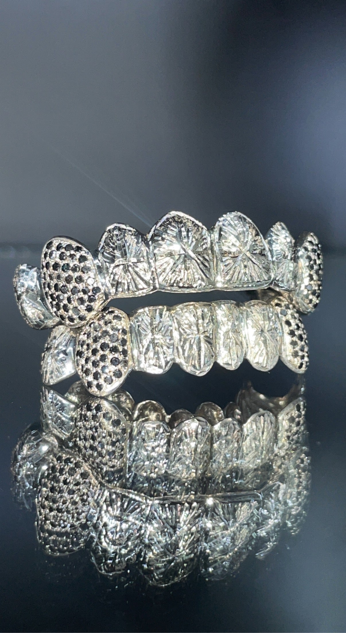 16 Teeth Gold Grillz - 8 Tops/Bottoms (Starburst w/ Black Diamond Fangs)