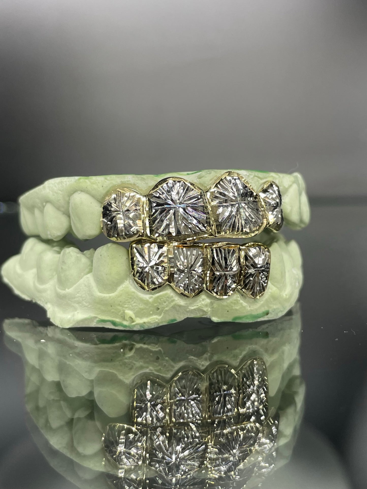 8 Teeth Gold Grillz - 4 Tops/Bottoms (Starburst)