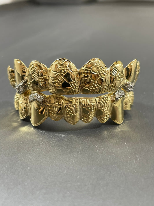 18 Teeth Gold Grillz - 8 Tops & 10 Bottoms (Nugget w/ Diamonds Tip Fangs)